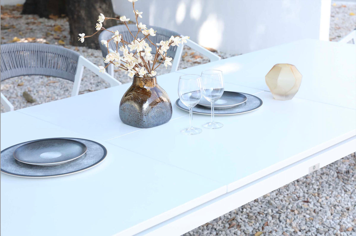 Lou Mini white extendable aluminum outdoor table – close-up detail