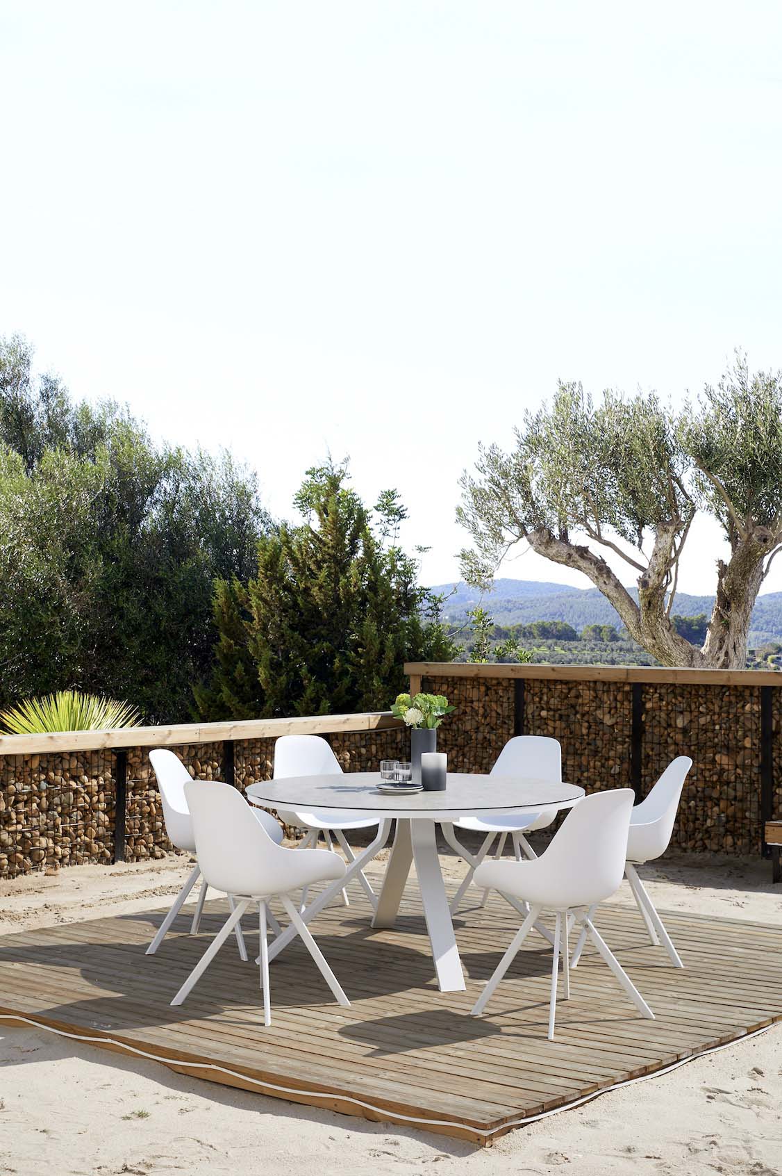 Mondo round white aluminum table with marble-effect glass top – shown outdoors (3)