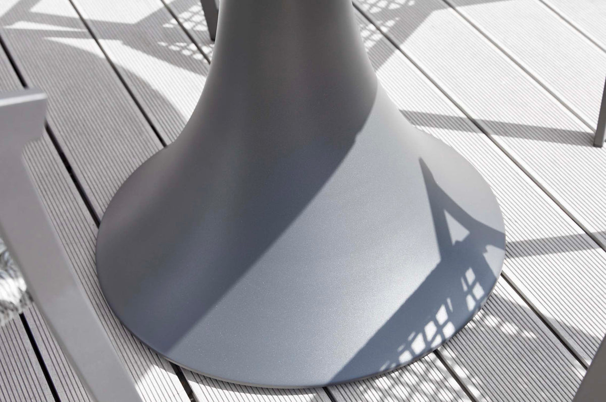 Fano black aluminum round teak-top patio table – close-up detail