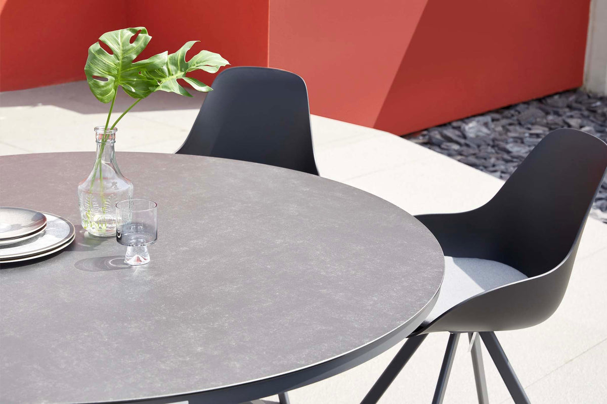 Mondo round black aluminum table with marble-effect glass top – close-up detail