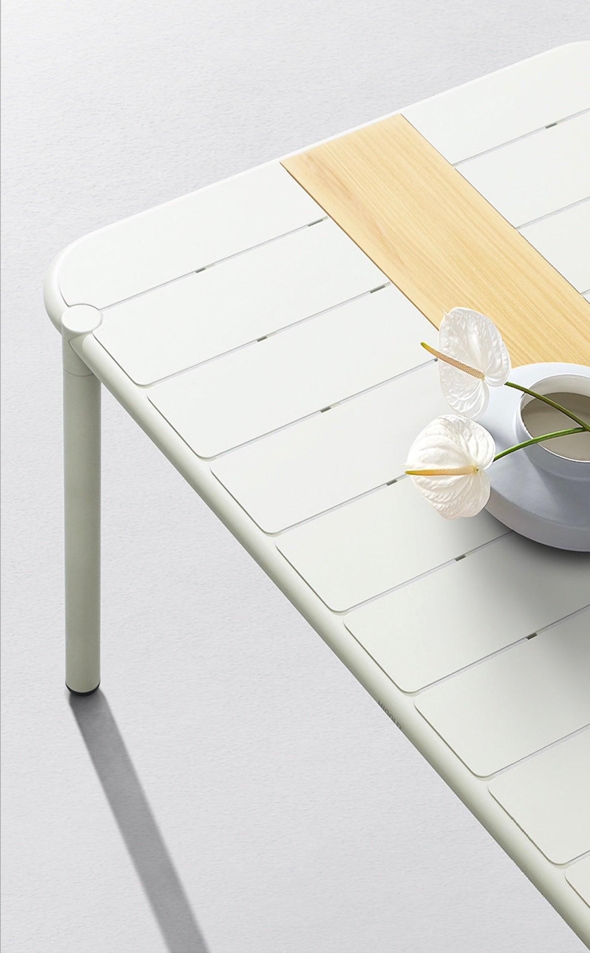 Sarran beige aluminum restaurant table for six, 175 cm – close-up detail