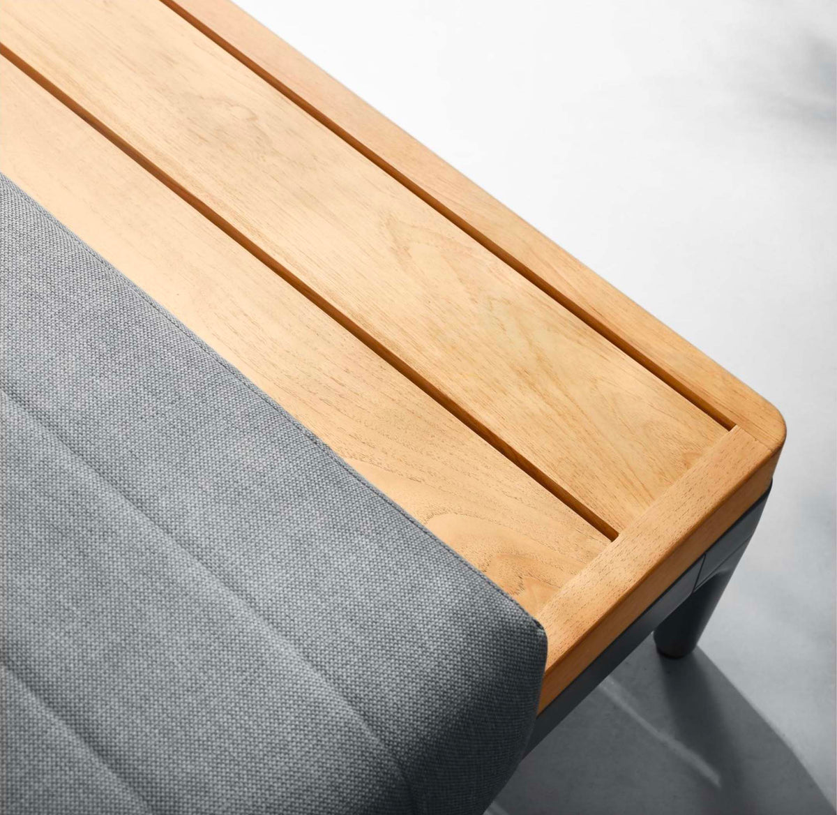 Sira anthracite aluminum and teak double chaise lounge – close-up detail