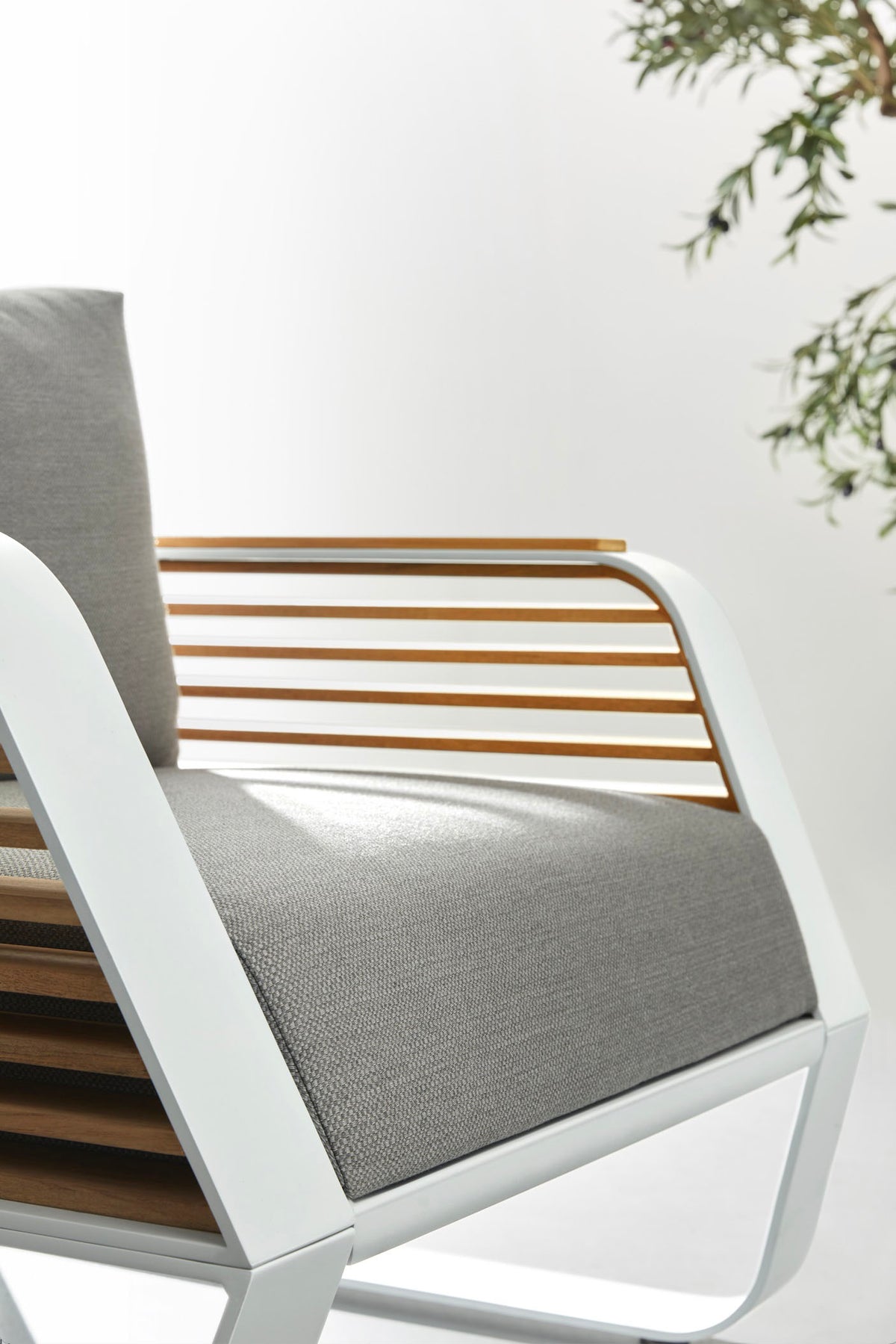 Aily Bis aluminum and teak patio set with 3-seat sofa and two armchairs – close-up detail