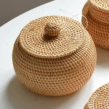 Decorative rattan picnic box basket in golden beige – close-up detail