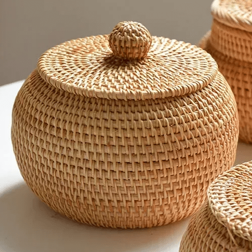 Decorative rattan picnic box basket in golden beige – close-up detail (2)