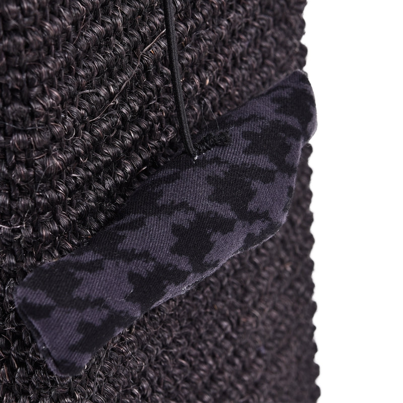 Compact black hand-braided rattan cat tree – close-up detail (3)