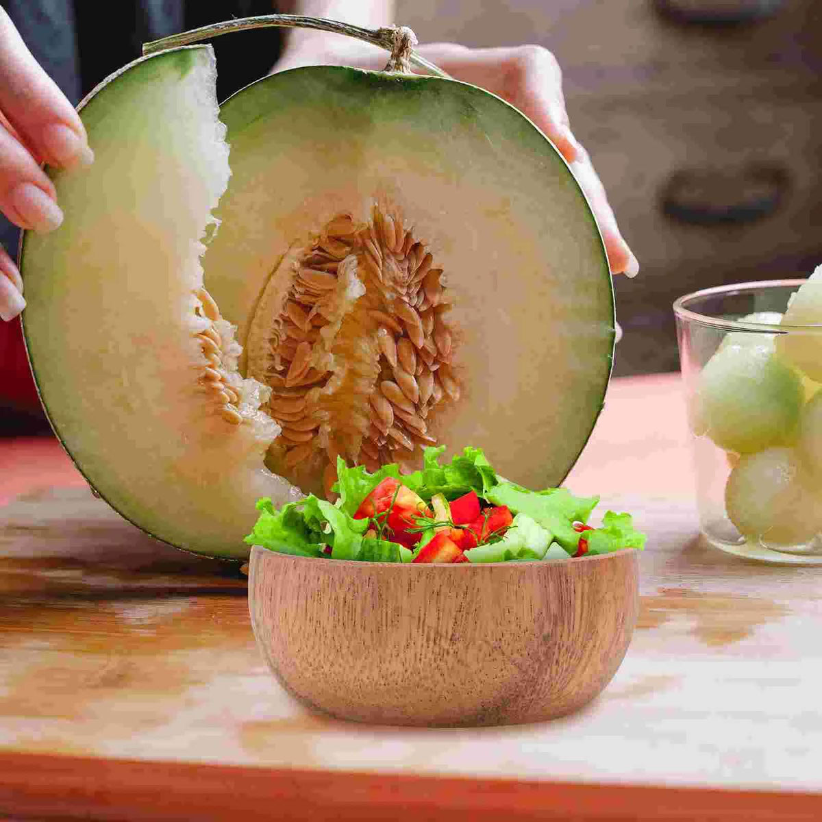Bowl-shaped plate with a bamboo-look texture – shown in a room setting