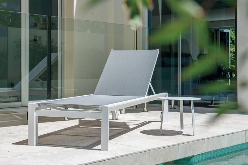 Ligny round aluminum outdoor side table – shown outdoors