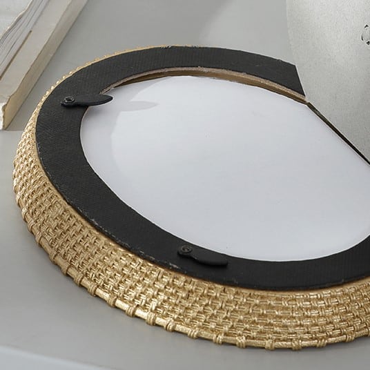 Vintage round resin and rattan photo frame – close-up detail