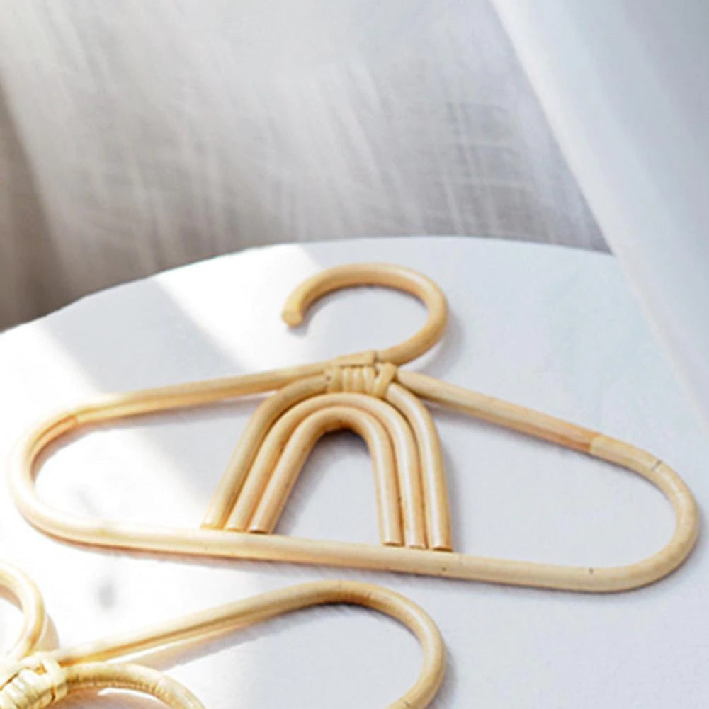 Rainbow-shaped rattan kids hanger – close-up detail