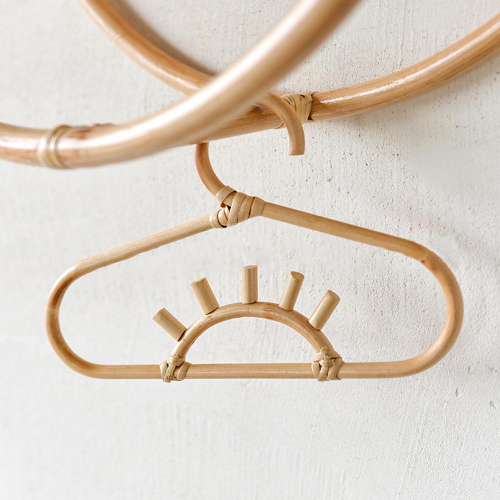 Sun-shaped rattan kids hanger – close-up detail