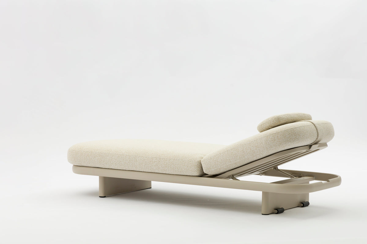 Rosa beige aluminum chaise lounge with wheels – another view