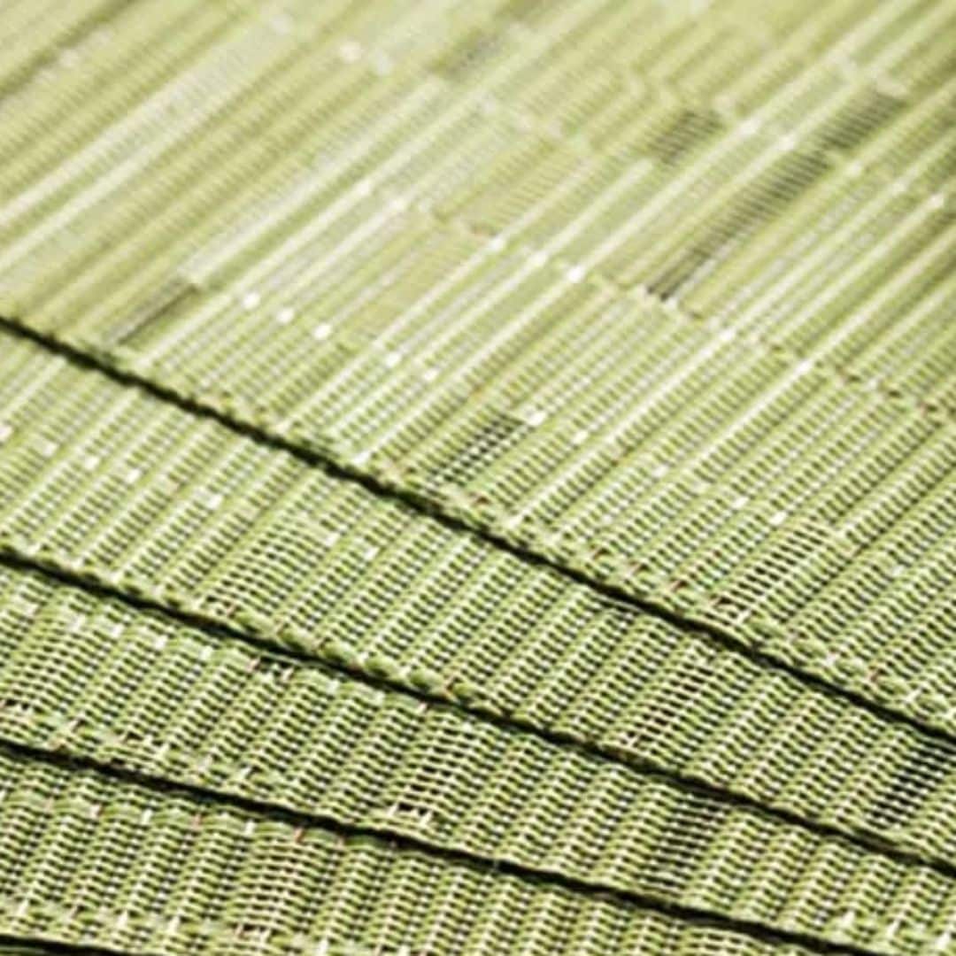 Set of four green woven bamboo placemats – close-up detail (2)
