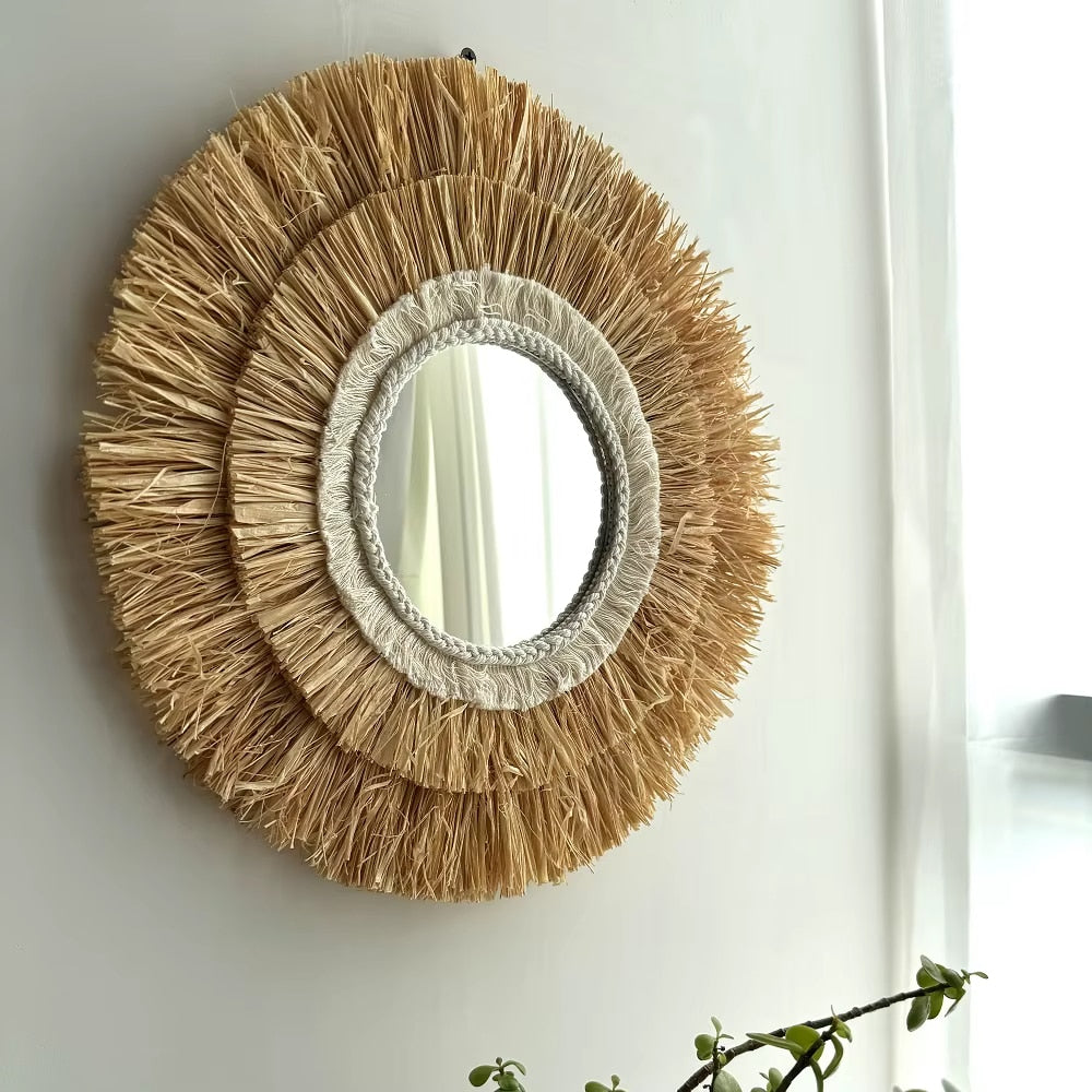 Circular natural straw mirror with an evenly woven frame – close-up detail