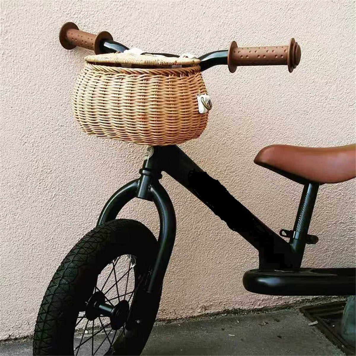 Compact wicker kids bike basket – close-up detail
