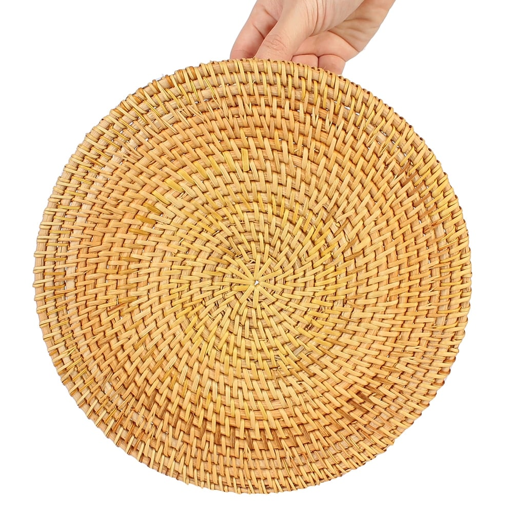 Round hand-braided rattan tray with a curved center handle – close-up detail