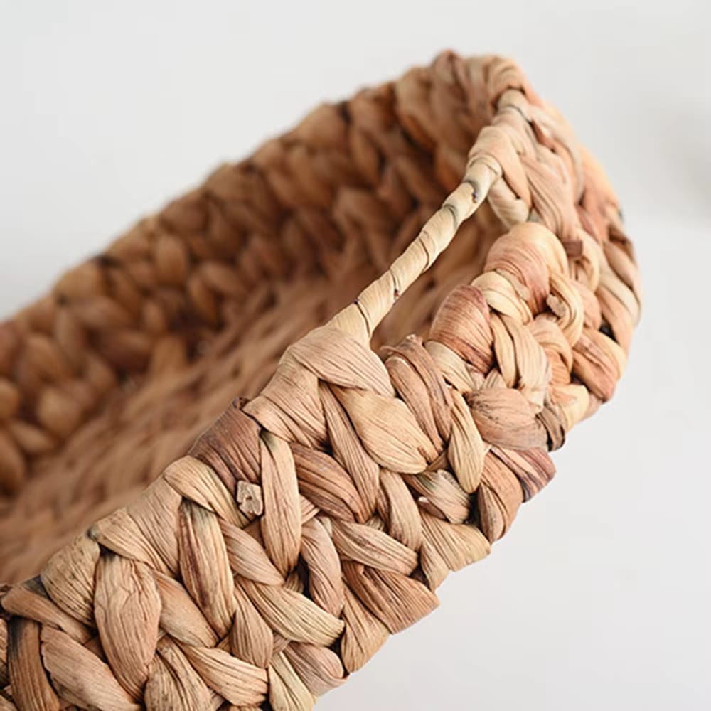 Round braided rattan tray with slightly raised edges – close-up detail