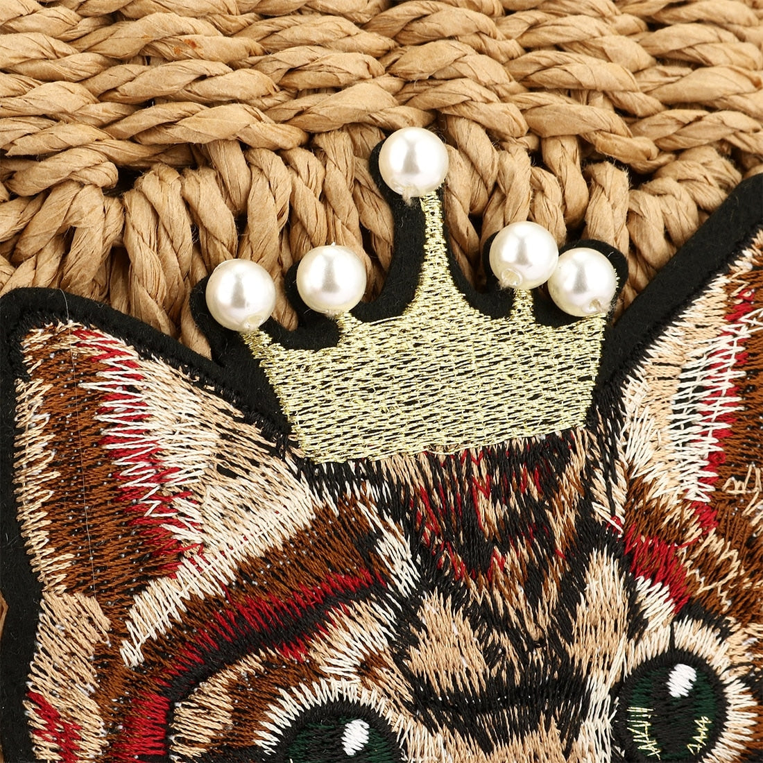 Woven rattan clutch with a cat motif – close-up detail (2)
