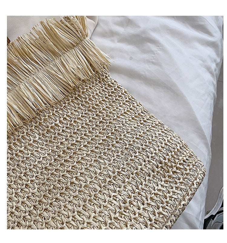 Large white straw crossbody bag with fringe trim – close-up detail