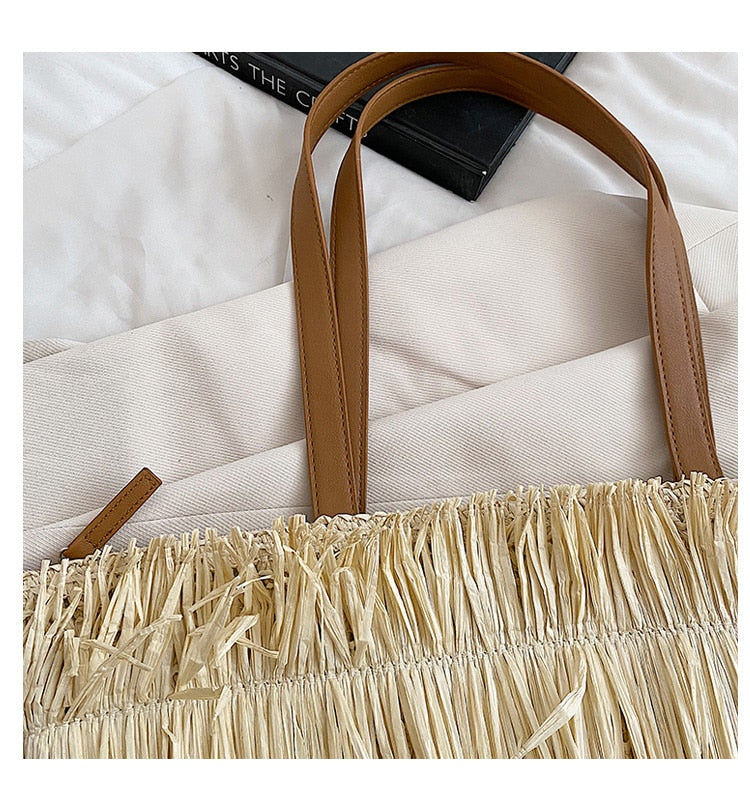 Large white straw crossbody bag with fringe trim – close-up detail (2)