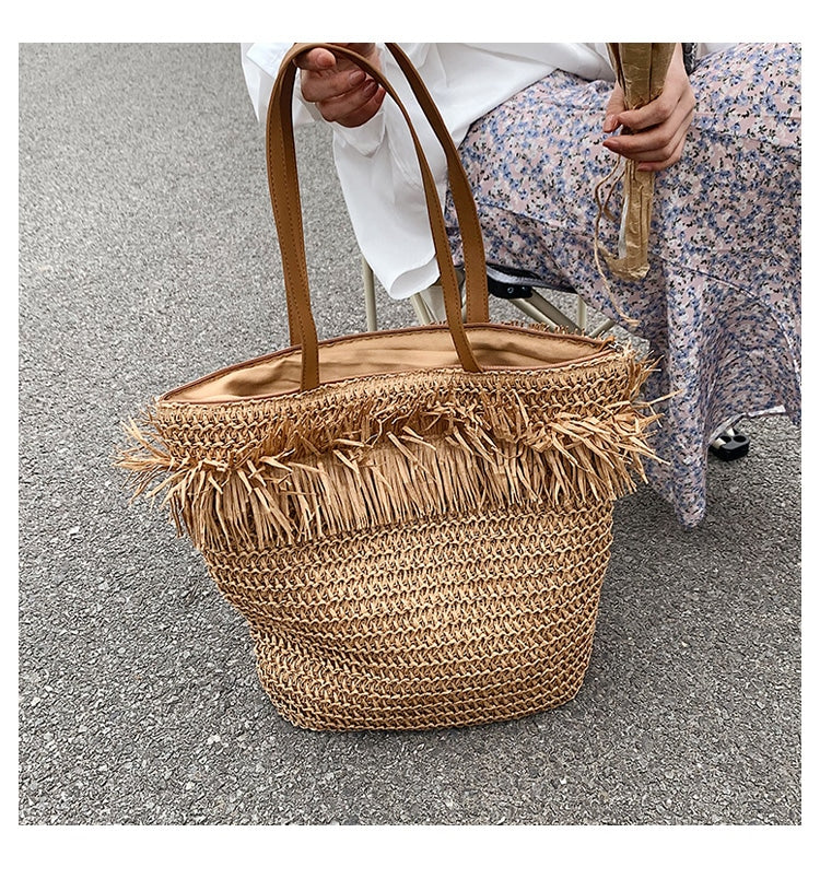 Large white straw crossbody bag with fringe – worn by a model (4)