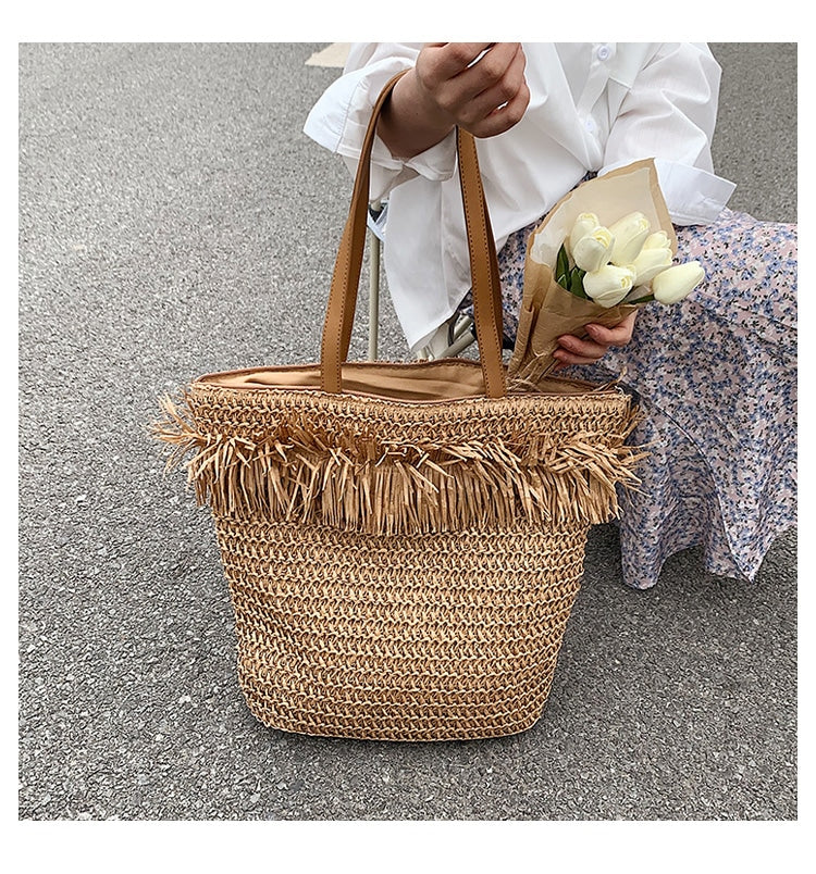 Large white straw crossbody bag with fringe – worn by a model (3)