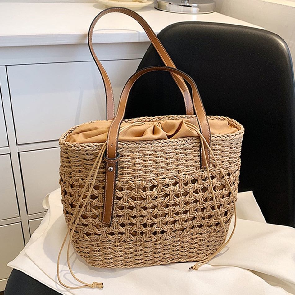 Beige straw beach bag with zip pockets