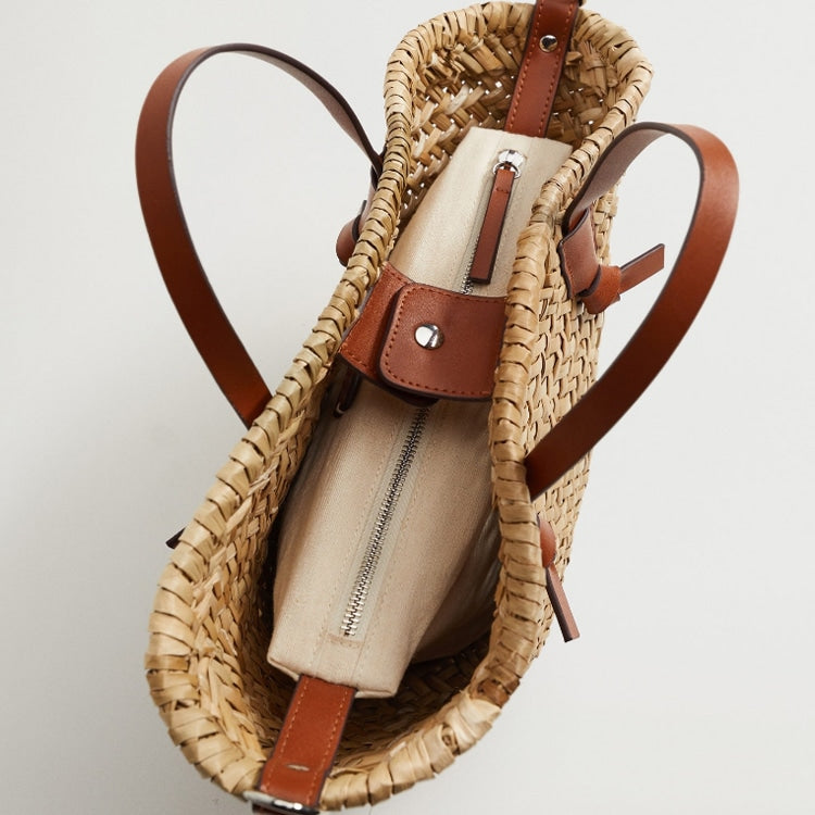 Large straw summer handbag with a camel strap – close-up detail