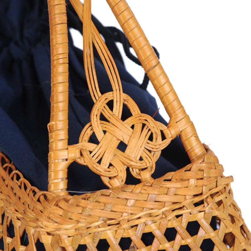 Honey rattan handbag with varnished wooden handles – close-up detail