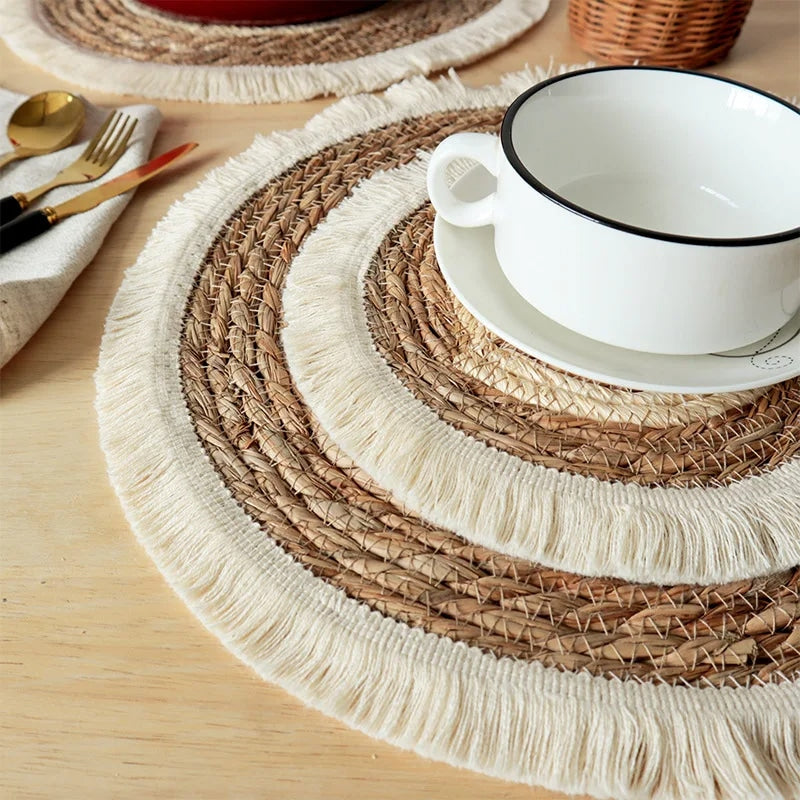 Round hand-braided cotton and corn husk placemat – close-up detail