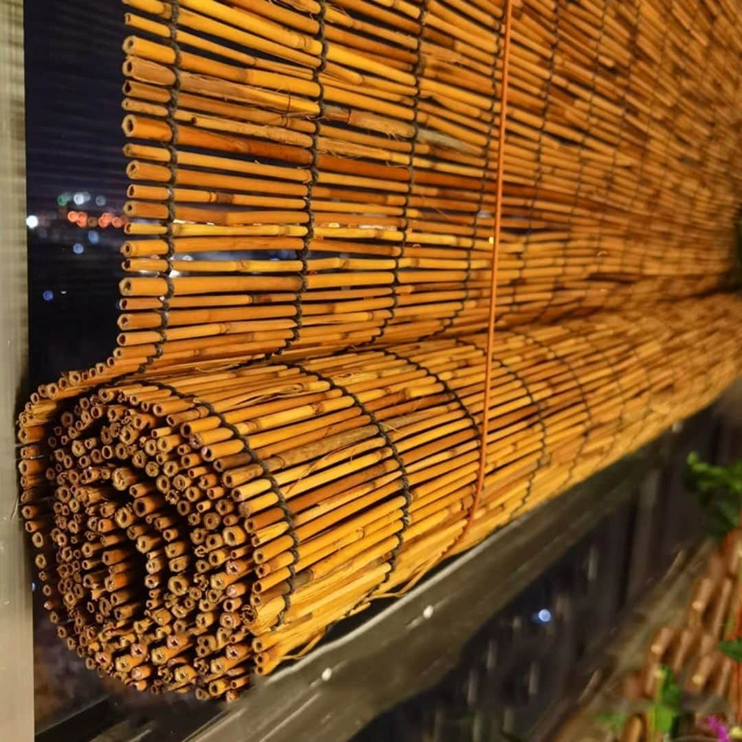 Handwoven bamboo roller shade with golden slats – close-up detail (2)
