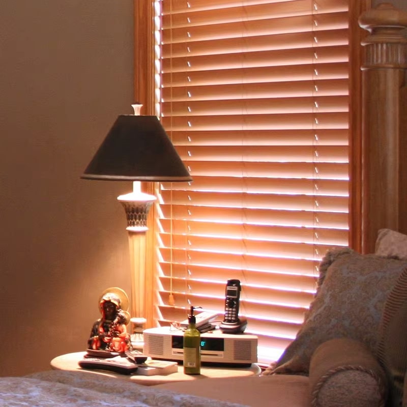 Venetian-style bamboo blind with golden slats – shown in a room setting (2)