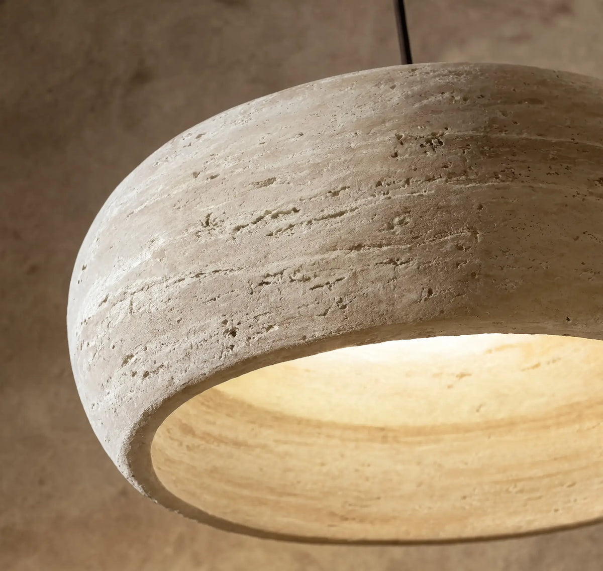 Claros travertine ring pendant light – close-up detail