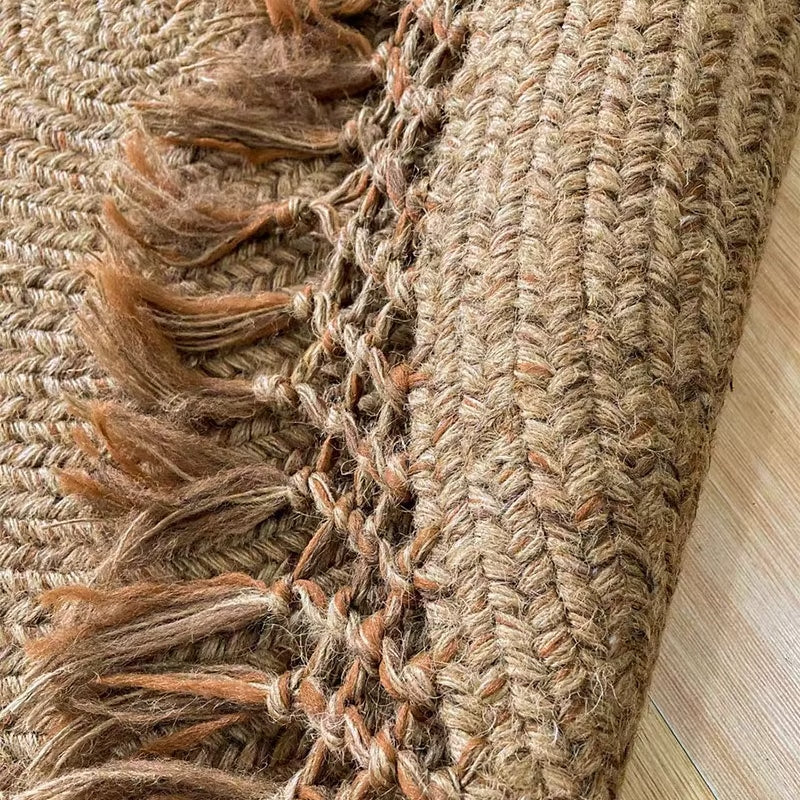 Retro round braided jute rug with tassels – close-up detail (2)
