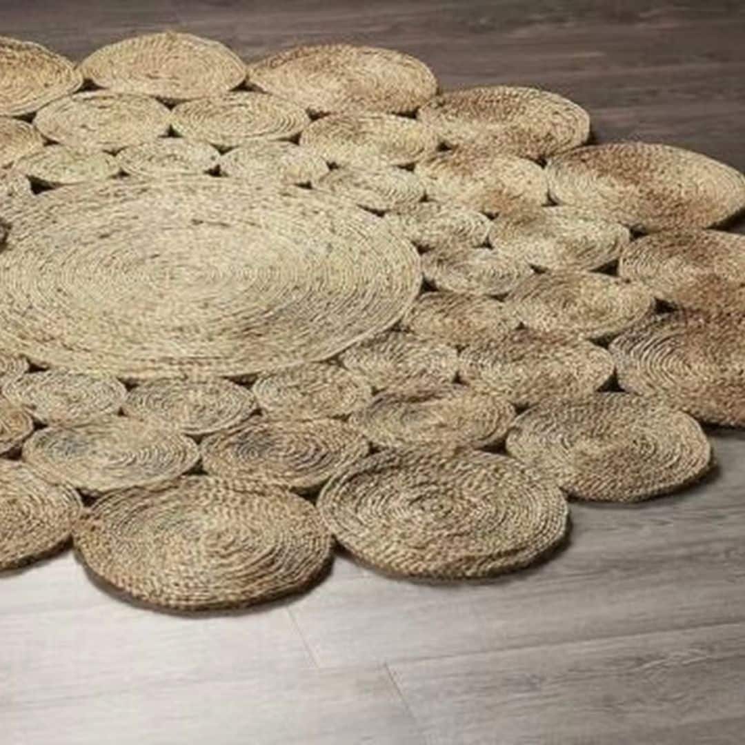 Round wicker rug with handwoven concentric circles – close-up detail