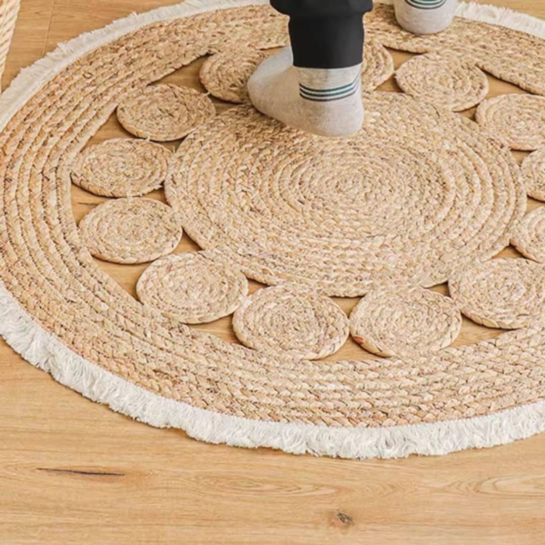 Round wicker rug with white knotted fringe – close-up detail
