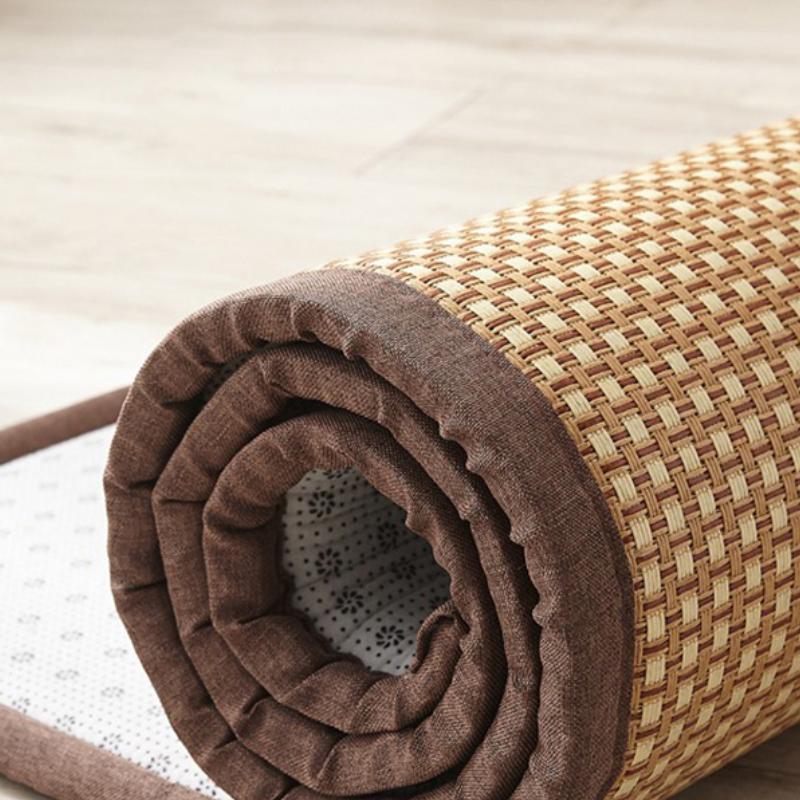Rectangular synthetic rattan rug with a tight weave – close-up detail