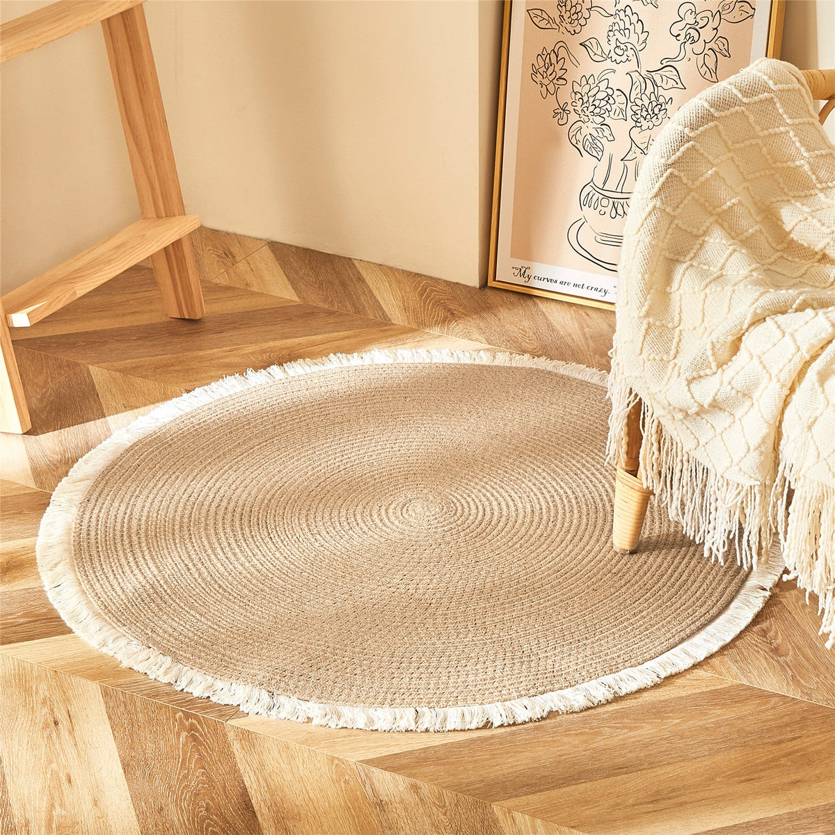 Round two-tone PE rattan rug – shown in a room setting