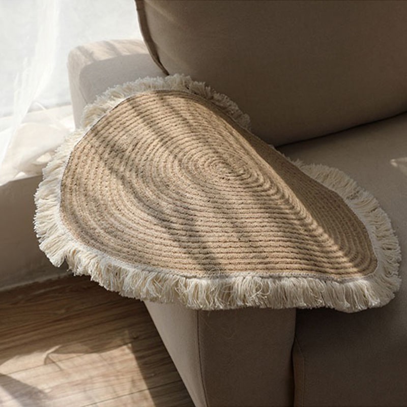 Round handmade cotton and linen rug with a pom-pom fringe – close-up detail (2)