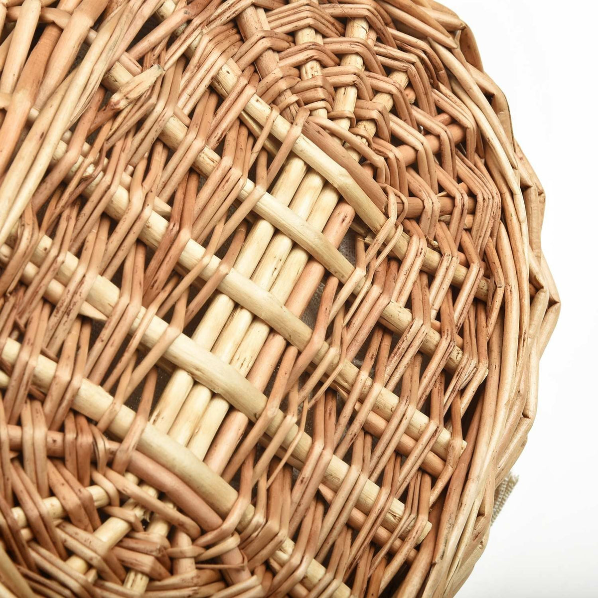 Woven rattan basket with a flip lid – close-up detail (2)
