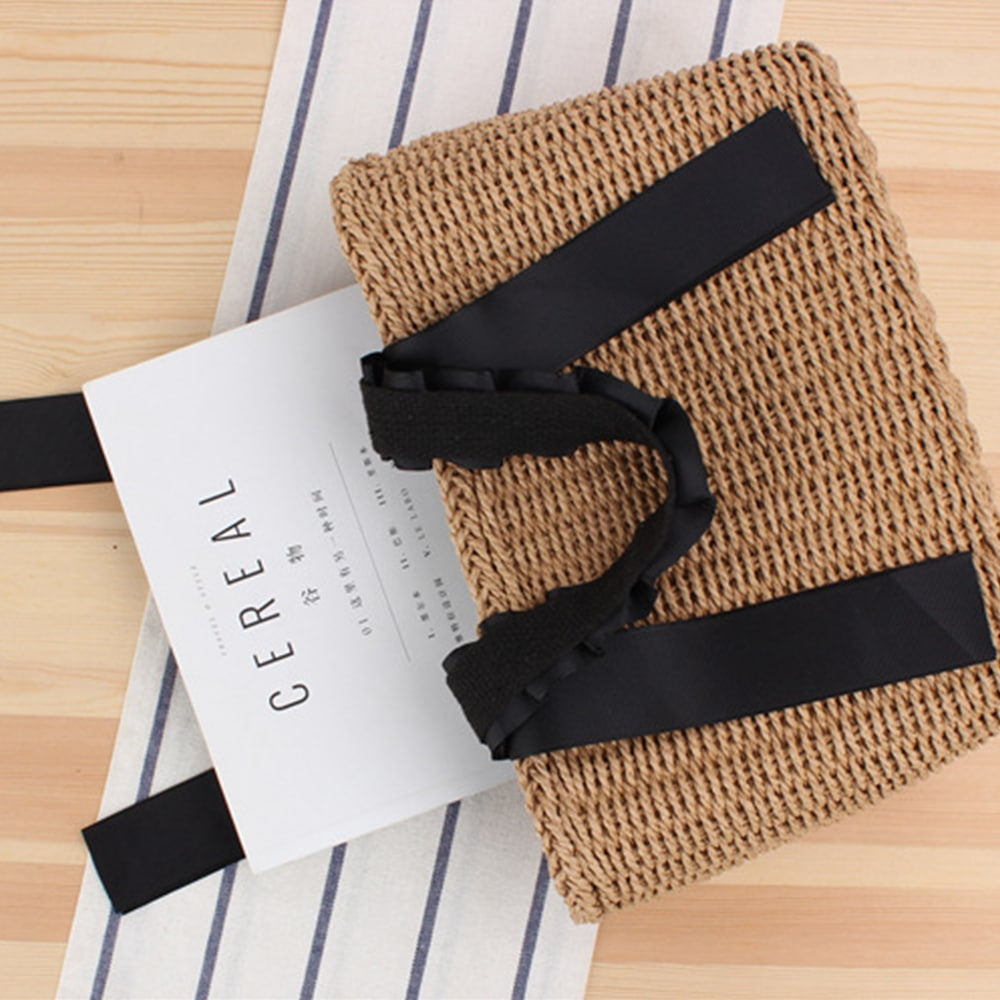 Woven straw handbag with a honeycomb texture – close-up detail