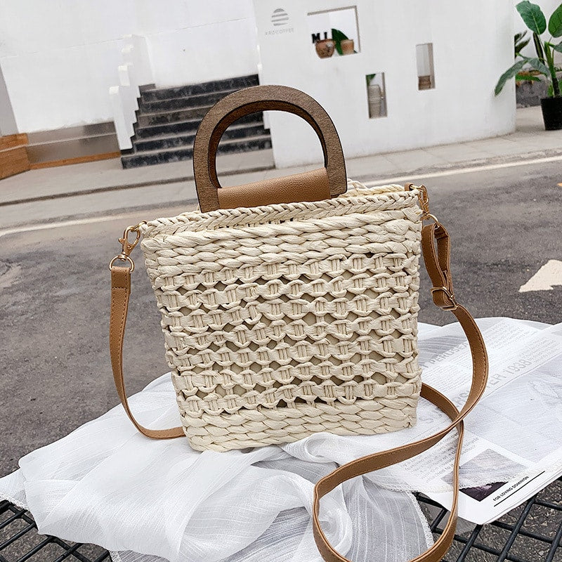 Retro woven crossbody bag with a varnished wooden handle – worn by a model (2)