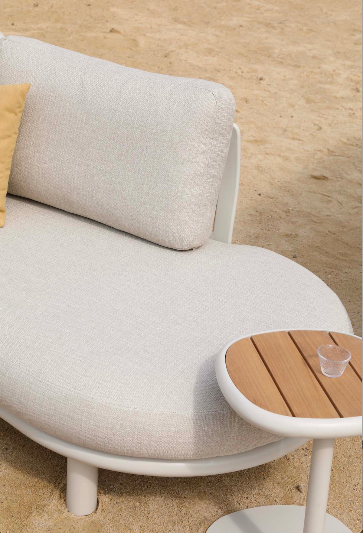 Sanka Cosy curved beige aluminum corner sofa with integrated teak platform – close-up detail