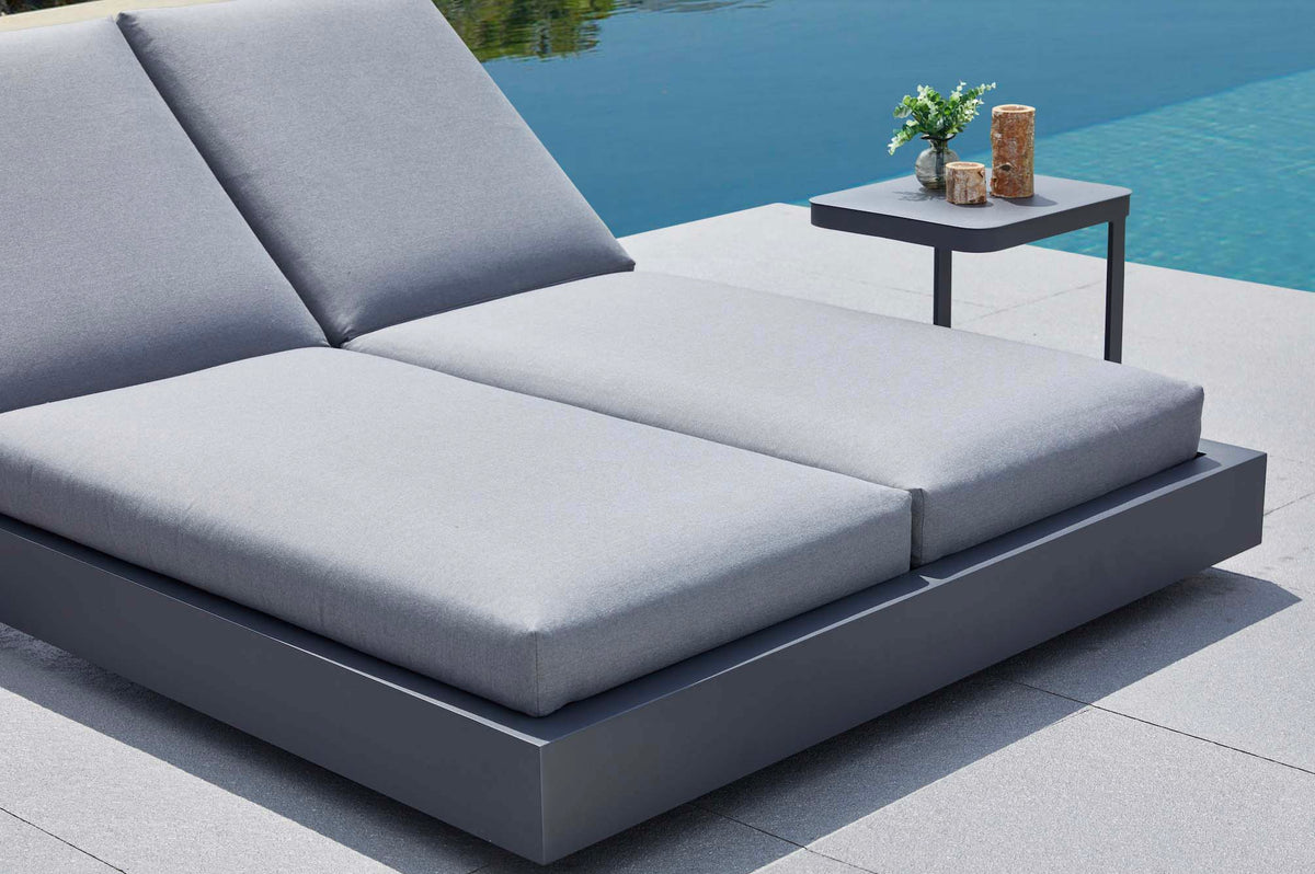 Como Bed black aluminum double chaise lounge – close-up detail