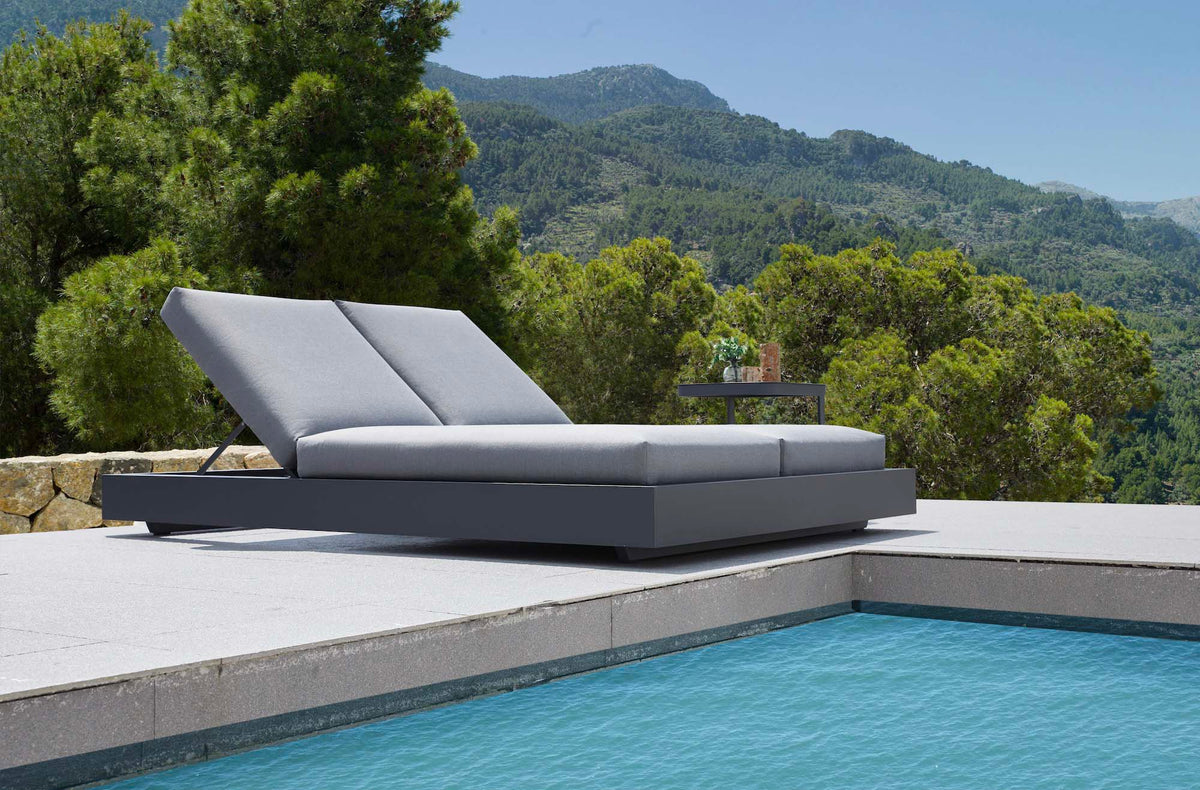 Como Bed black aluminum double chaise lounge – shown outdoors (4)