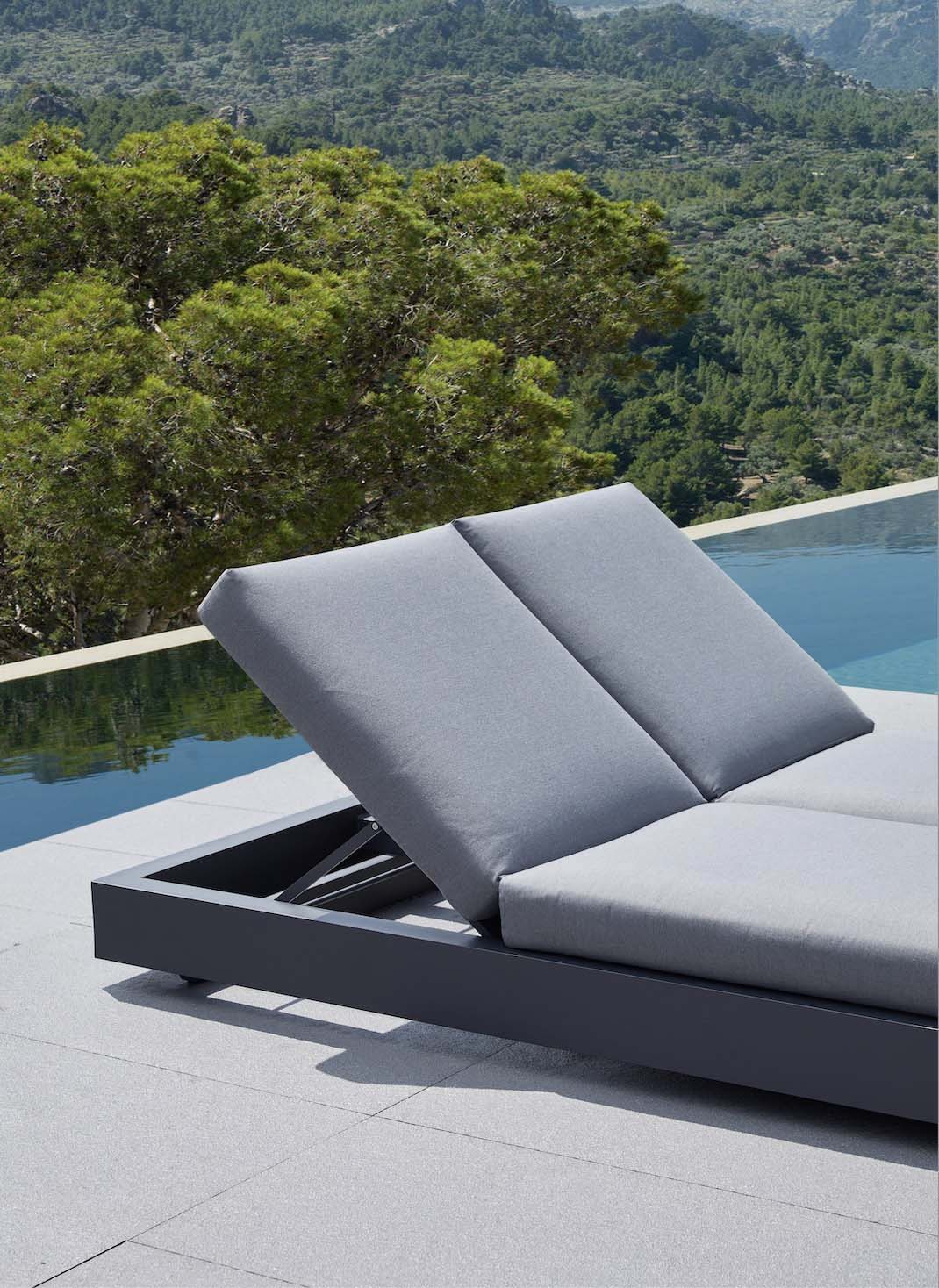 Como Bed black aluminum double chaise lounge – shown outdoors (5)