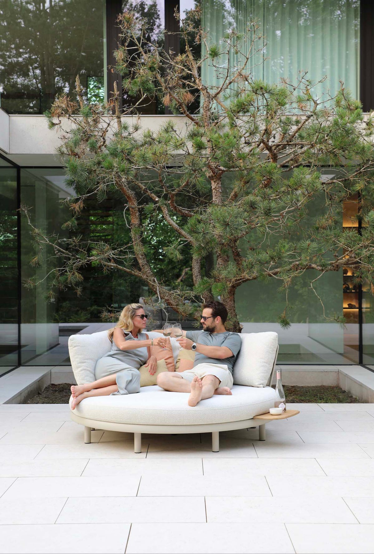 Rosa round aluminum outdoor daybed for two – shown outdoors (3)