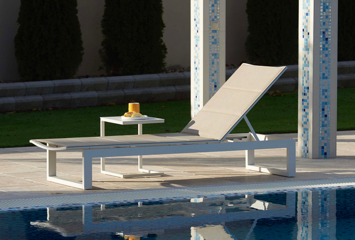 Como aluminum chaise lounge with taupe quilted sling – shown outdoors (4)