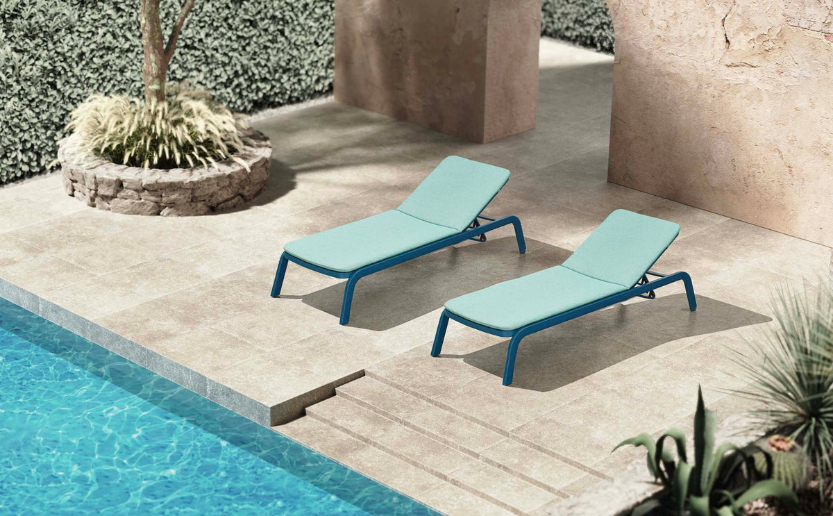 Joy aluminum sun lounger in blue – shown outdoors (5)