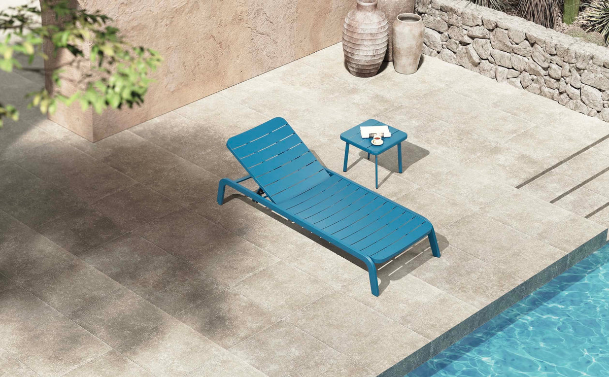 Joy aluminum sun lounger in blue – shown outdoors (3)